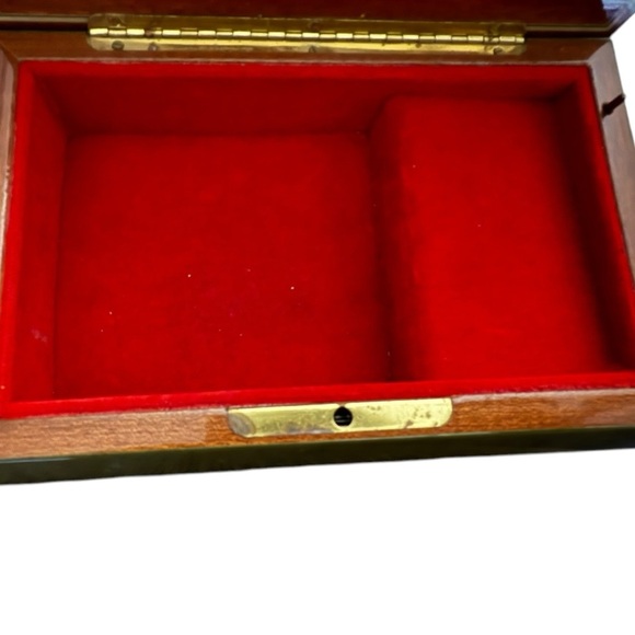 Vintage Rouge Swiss Musical Movement Jewelry  Box - Made in Italy - Picture 9 of 9